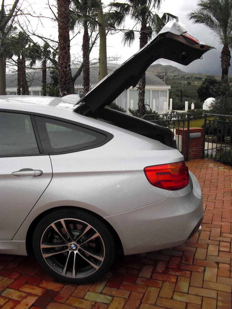 BMW 3er GT: Ins Stauabteil unter der weit sich öffnenden großen Heckklappe ... 