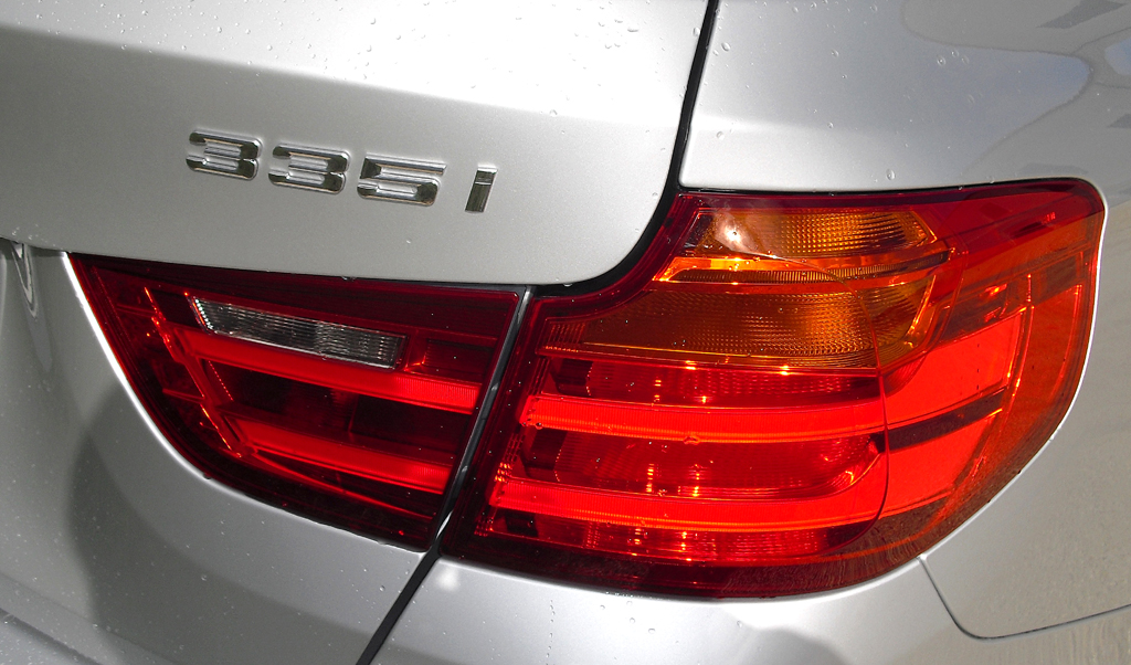 BMW 3er GT: Moderne Leuchteinheit hinten mit Motorisierungsschriftzug. 