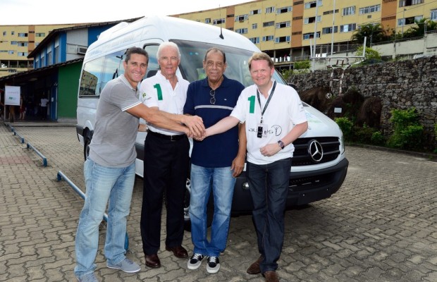 Beckenbauer übergibt Mercedes-Benz Sprinter an Straßenkinder-Initiative