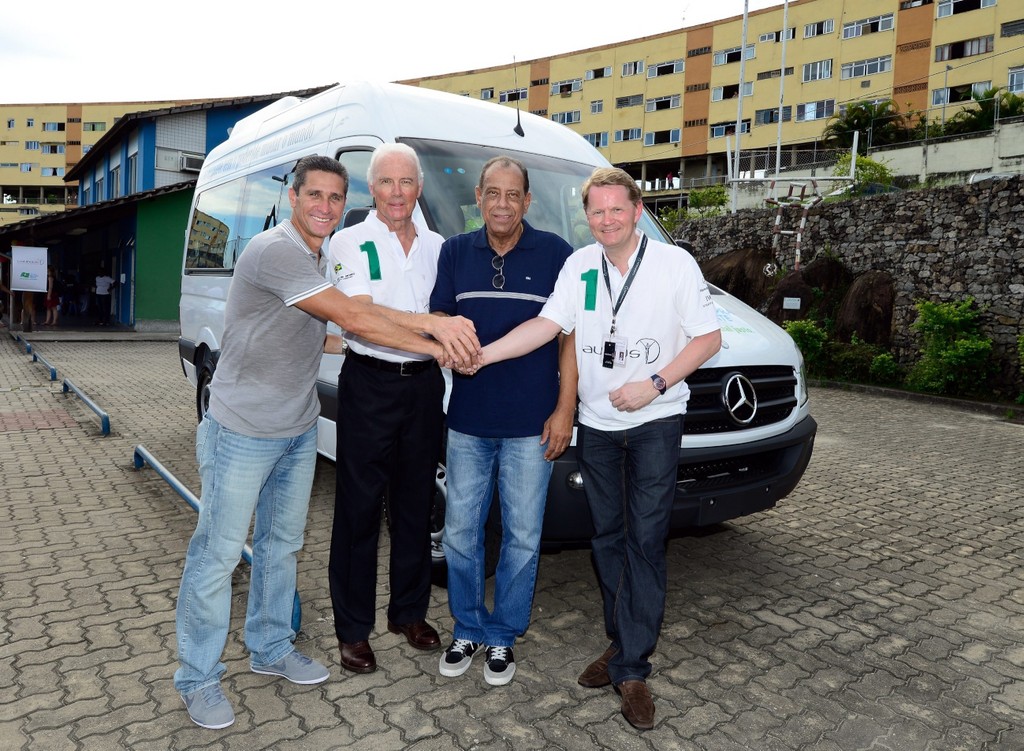 Beckenbauer übergibt Mercedes-Benz Sprinter an Straßenkinder-Initiative