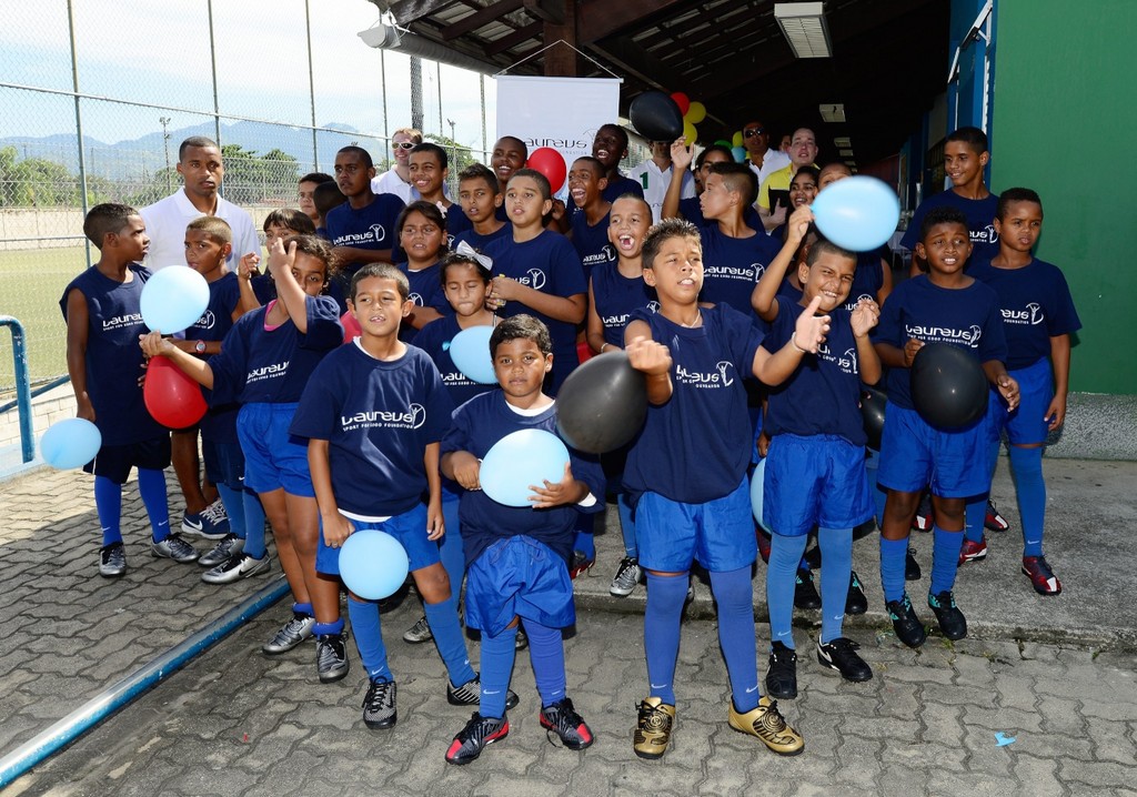 Beckenbauer übergibt Mercedes-Benz Sprinter an Straßenkinder-Initiative