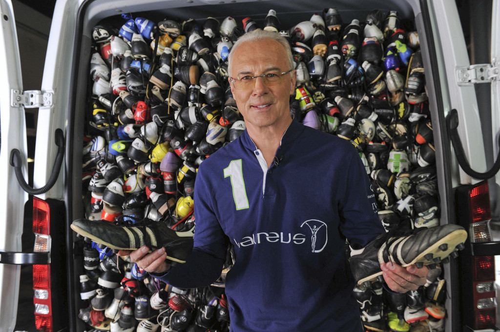 Beckenbauer übergibt Mercedes-Benz Sprinter an Straßenkinder-Initiative