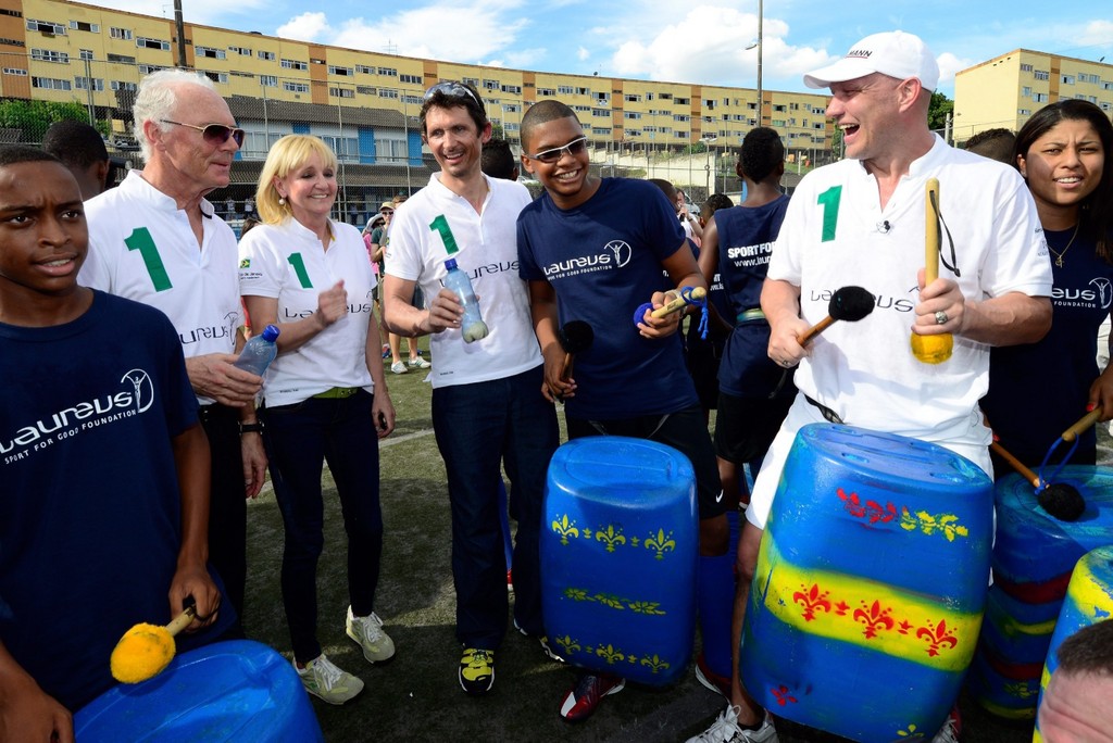 Beckenbauer übergibt Mercedes-Benz Sprinter an Straßenkinder-Initiative