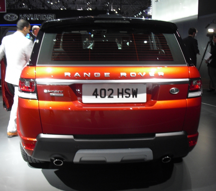 Blick auf die Heckpartie des neuen Range Rover Sport.