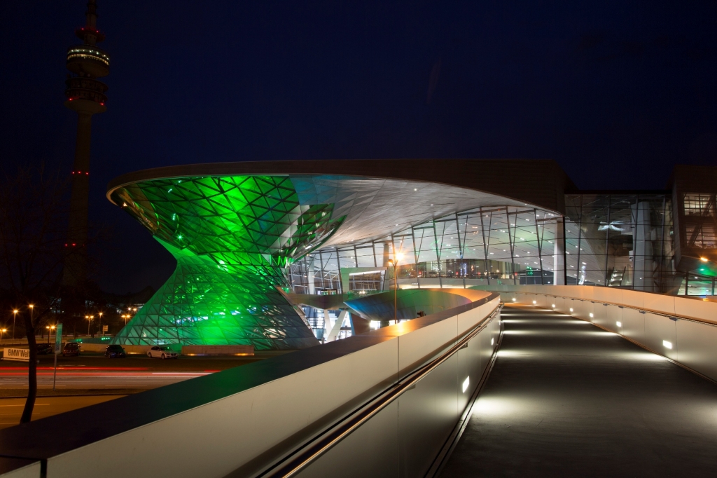 Doppelkegel der BMW Welt erstrahlt in Grün