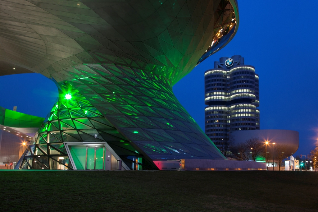 Doppelkegel der BMW Welt erstrahlt in Grün