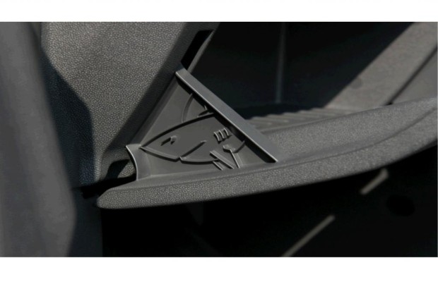 Entwickler-Ostereier im Auto - Der Hai im Handschuhfach