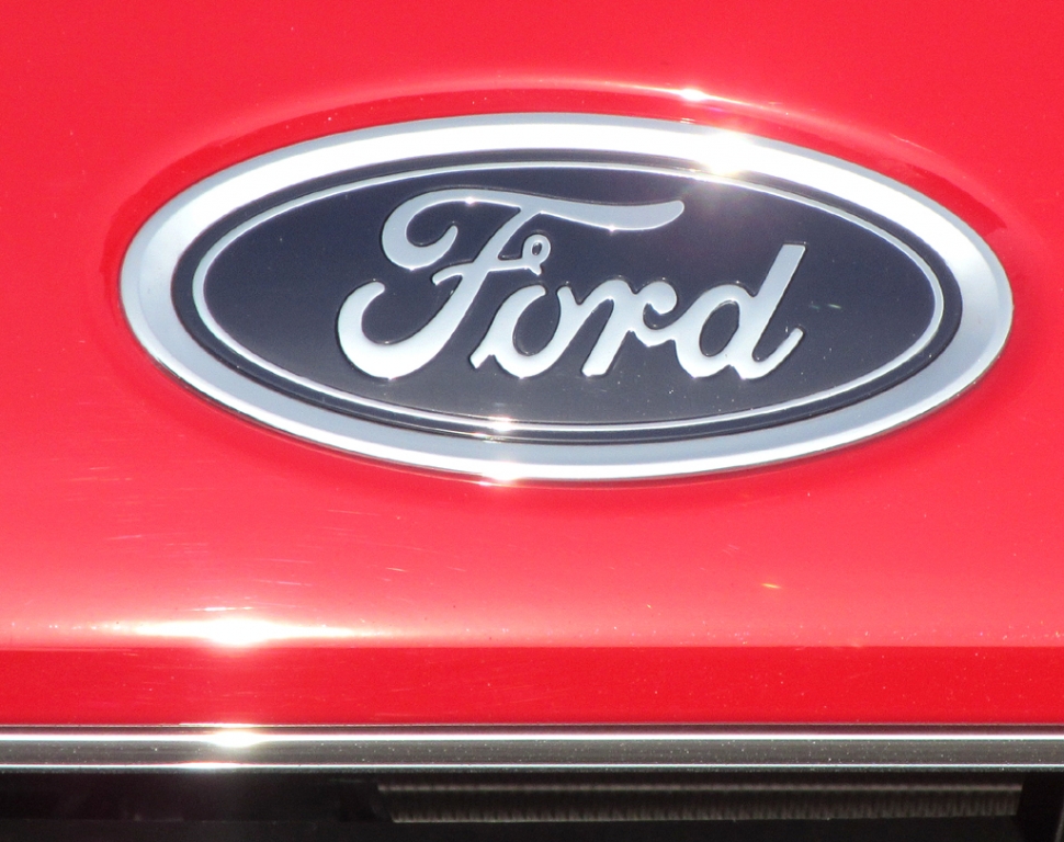 Ford Fiesta: Das Markenlogo sitzt vorn über dem Kühlergrill.