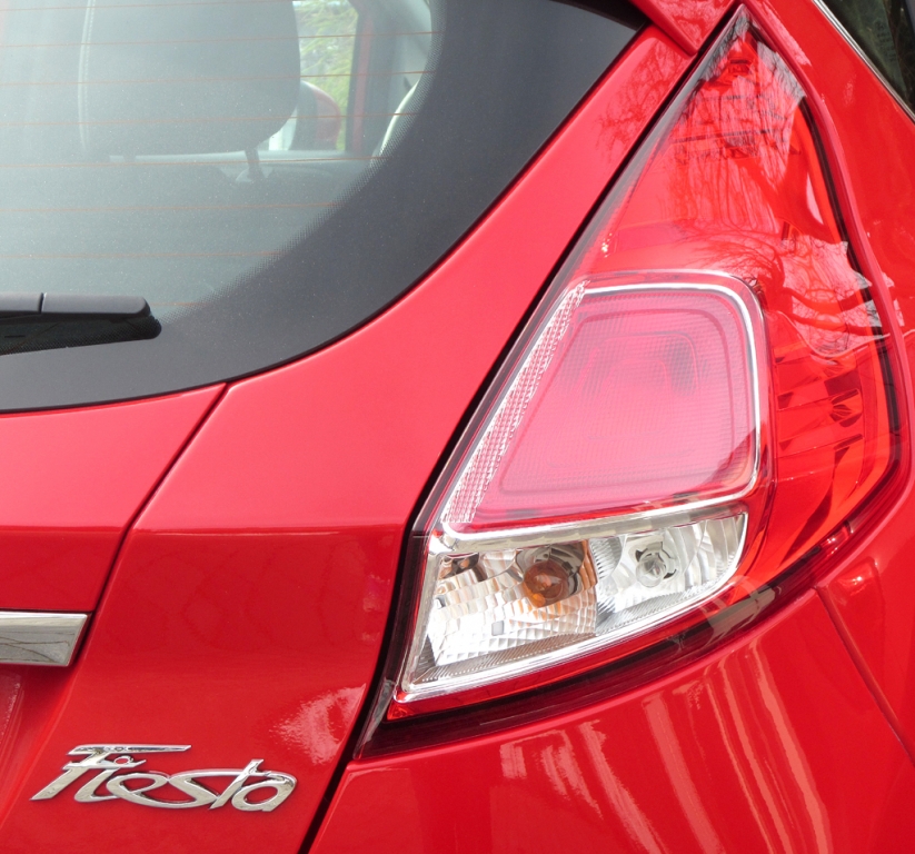Ford Fiesta: Moderne Leuchteinheit hinten mit Modellschriftzug.