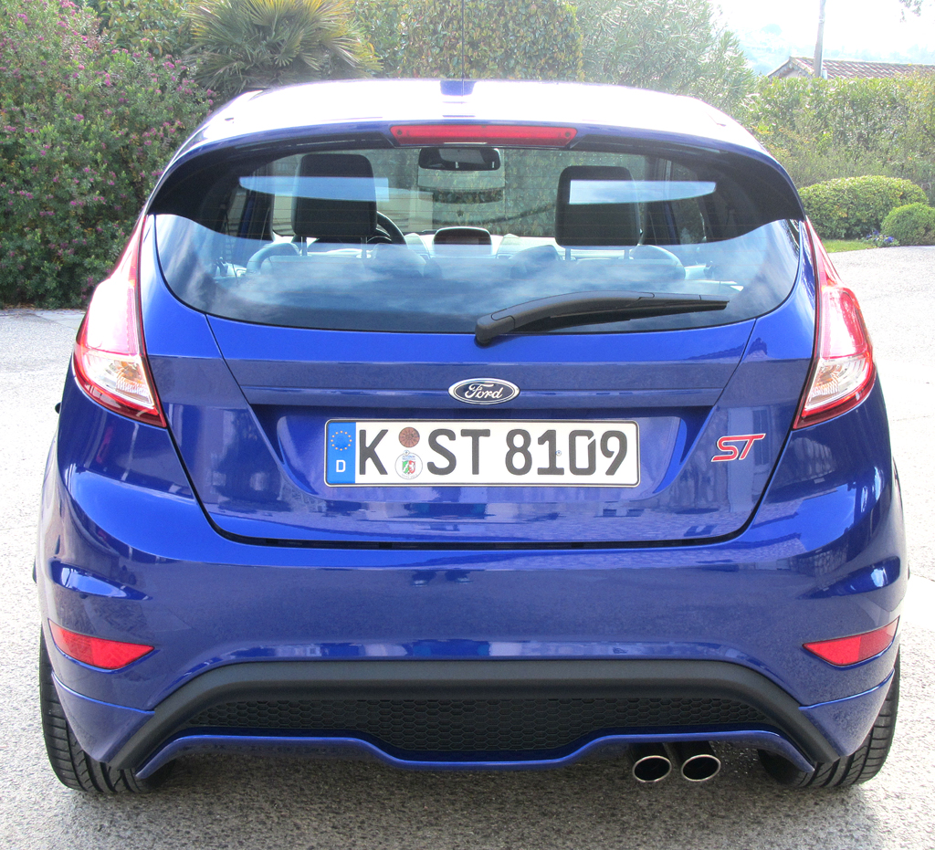 Ford Fiesta ST: Blick auf die Heckpartie mit dem großen Diffusoreinsatz unten. 