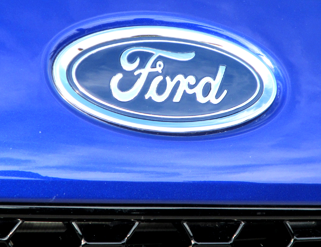 Ford Fiesta ST: Das Markenlogo sitzt vorn über dem großen trapezförmigen Kühlergrill. 