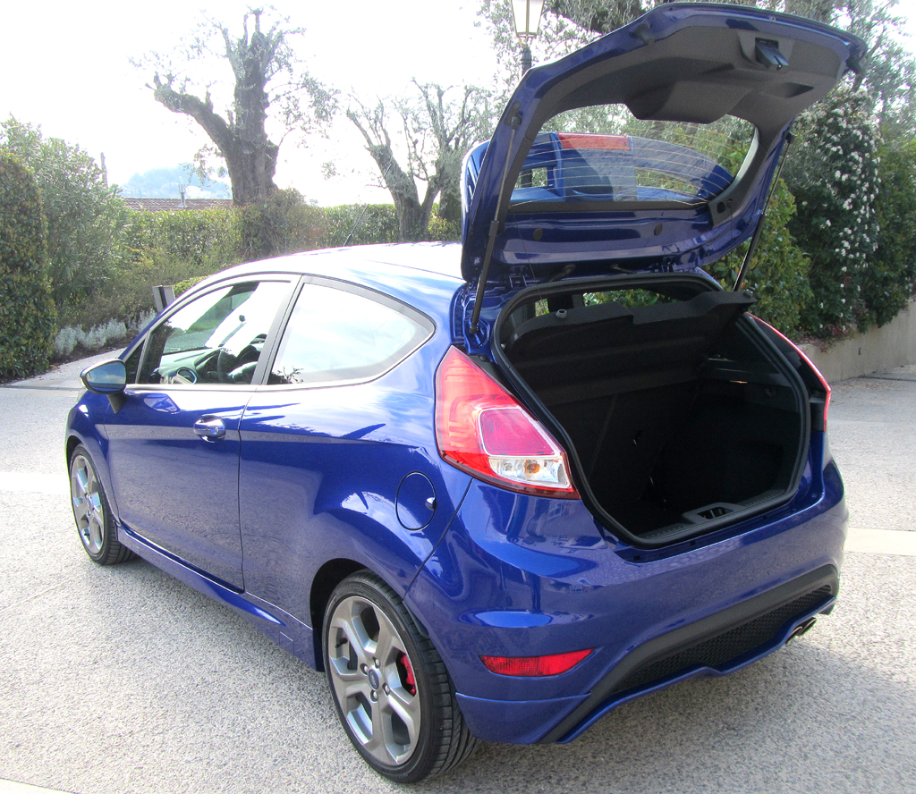 Ford Fiesta ST: Ins Gepäckabteil passen 281 bis 979 Liter hinein. 