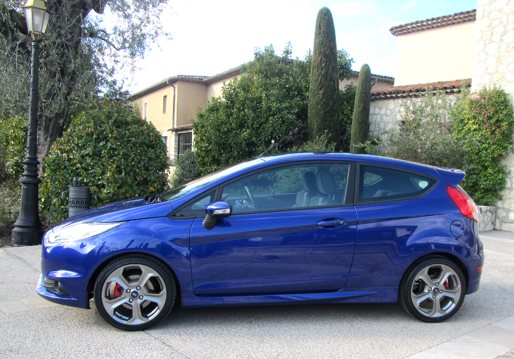 Ford Fiesta ST: Und so sieht das kleine Kraftpaket von der Seite aus.