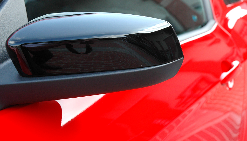 Ford Mustang: Blick auf den Außenspiegel auf der Fahrerseite. 