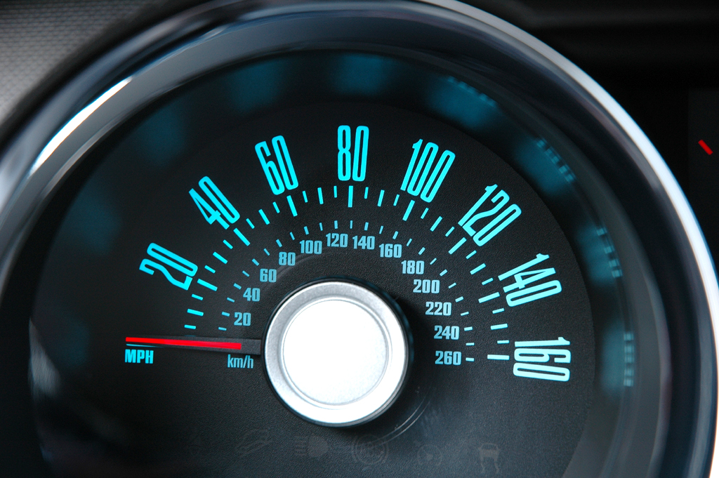 Ford Mustang: Blick auf den Rundtacho auch mit Stundenkilometer-Angabe. 