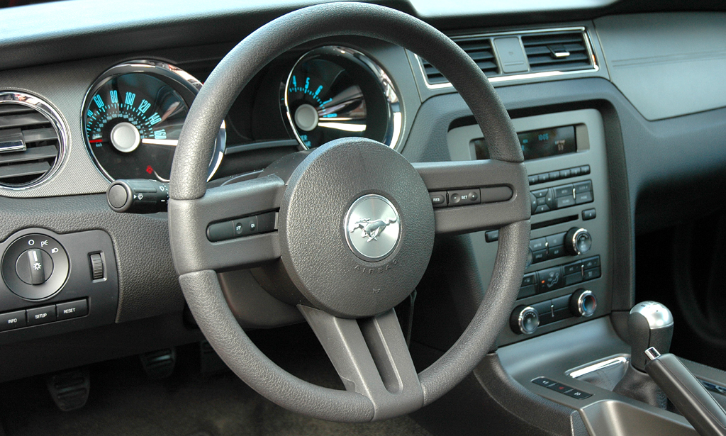 Ford Mustang: Blick ins ziemlich einfach gehaltene Cockpit. 