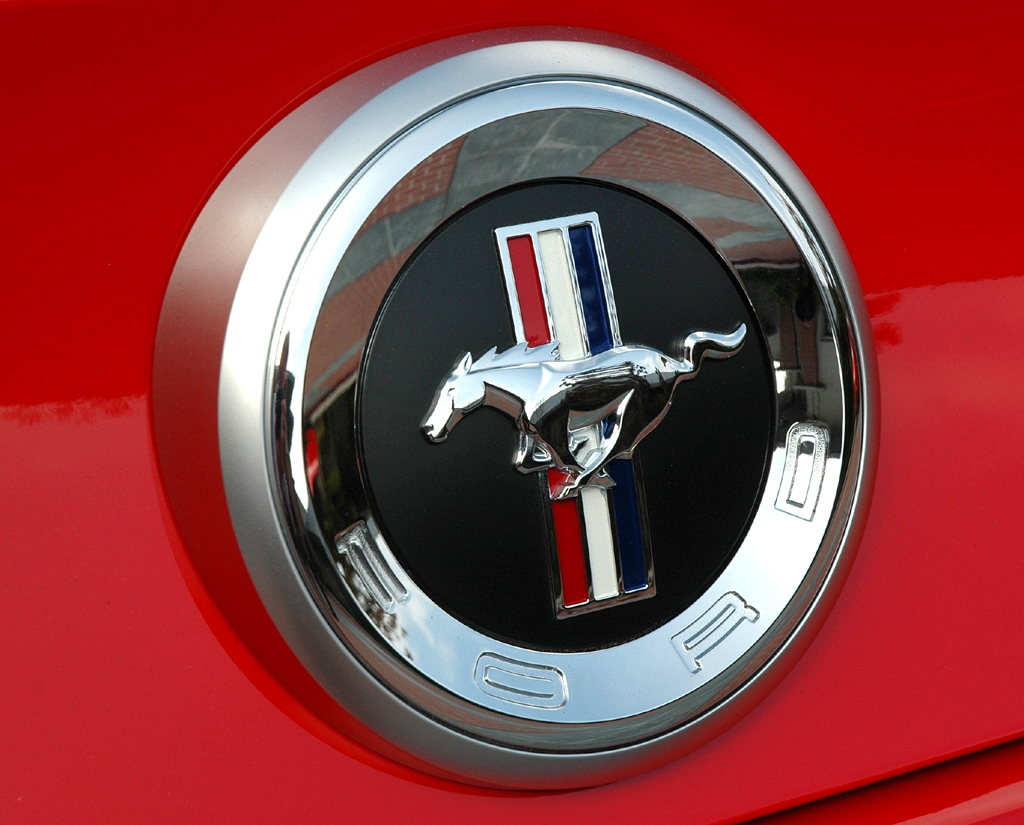 Ford Mustang: Das Markenlogo sitzt hinten mittig auf der Heckklappe. 