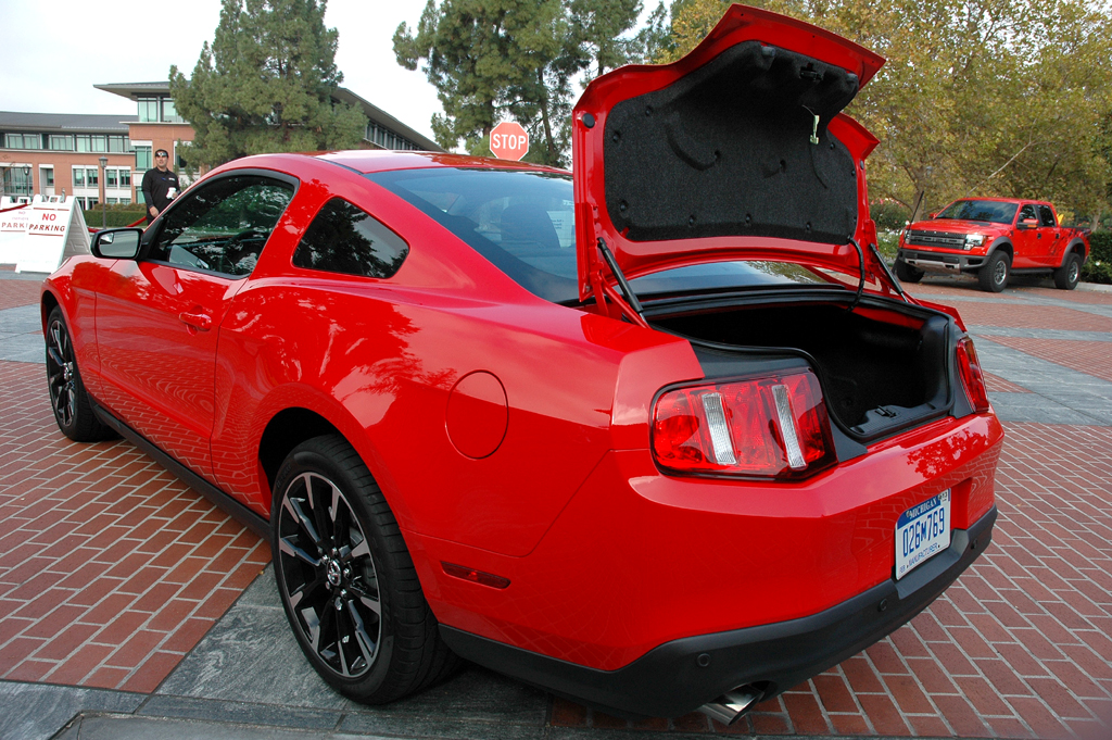 Ford Mustang: Die Kofferraum-Öffnung ist etwas schmal geschnitten. 