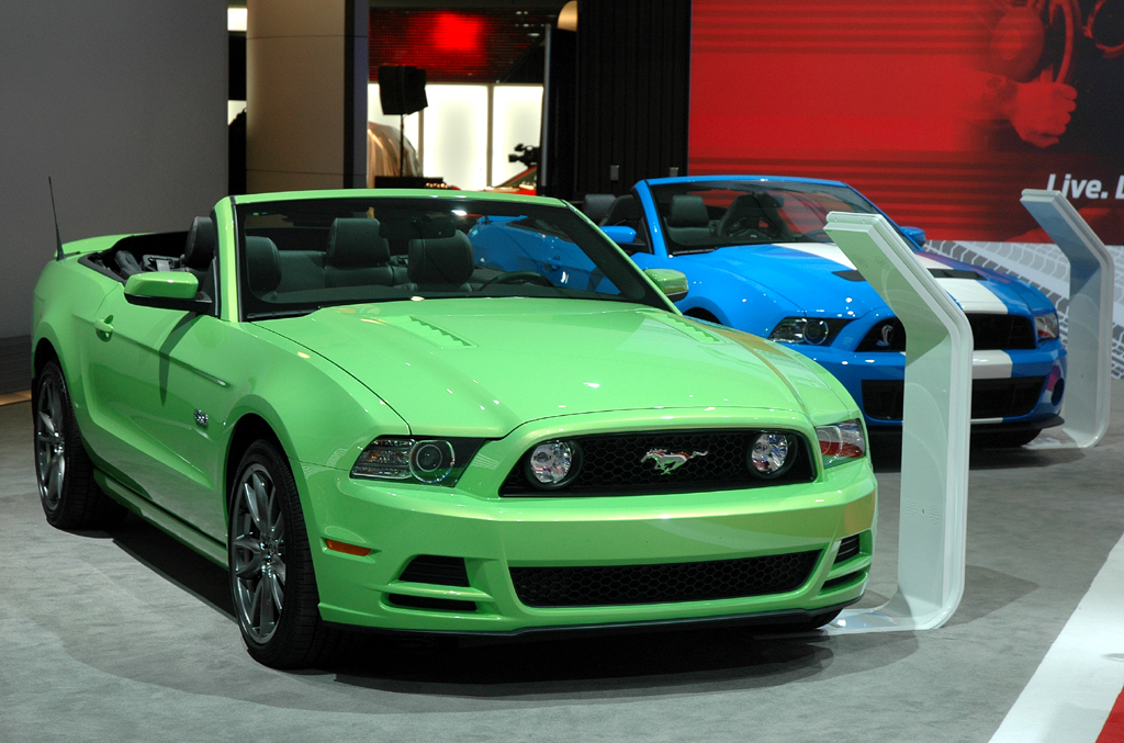 Ford Mustang, rechts als Sondermodell Boss 302 neben einem F-150 SVT Raptor. 