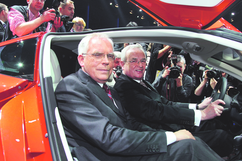 Forschungs- und Entwicklungsvorstand Ulrich Hackenberg (vorn) und Volkswagen-Chef Winterkorn im VW XL1. 