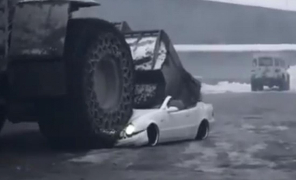 Frontlader zermalmt Mercedes CLK - Fake?