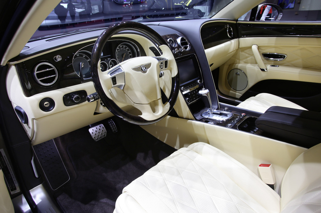Genf 2013: Bentley Flying Spur schafft 322 km/h