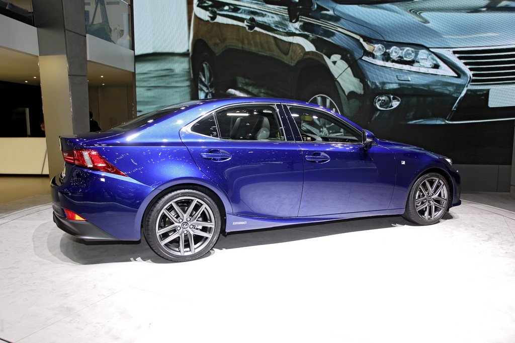 Genf 2013: Lexus IS 300h steht ab Sommer beim Händler