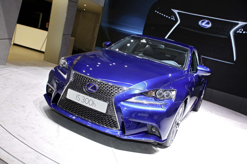 Genf 2013: Lexus IS 300h steht ab Sommer beim Händler