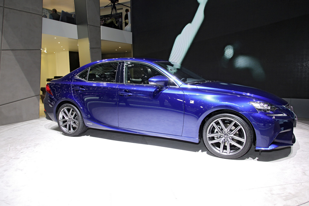Genf 2013: Lexus IS 300h steht ab Sommer beim Händler