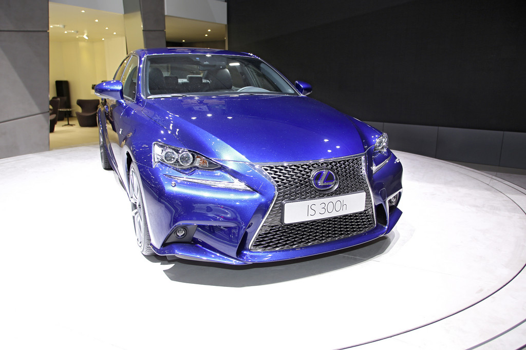 Genf 2013: Lexus IS 300h steht ab Sommer beim Händler