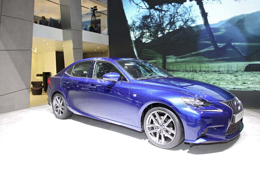 Genf 2013: Lexus IS 300h steht ab Sommer beim Händler