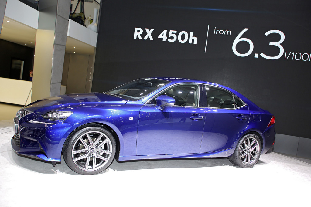 Genf 2013: Lexus IS 300h steht ab Sommer beim Händler