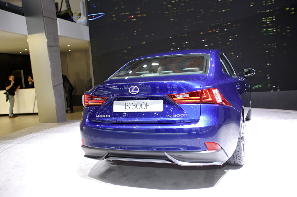 Genf 2013: Lexus IS 300h steht ab Sommer beim Händler