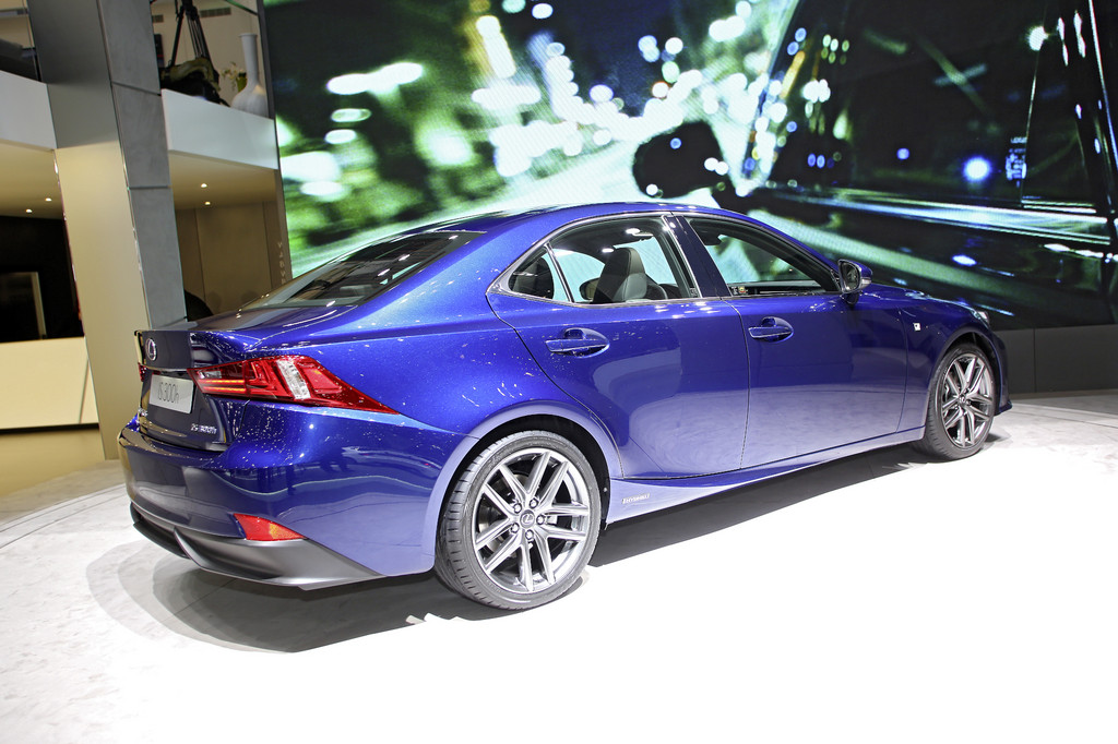 Genf 2013: Lexus IS 300h steht ab Sommer beim Händler