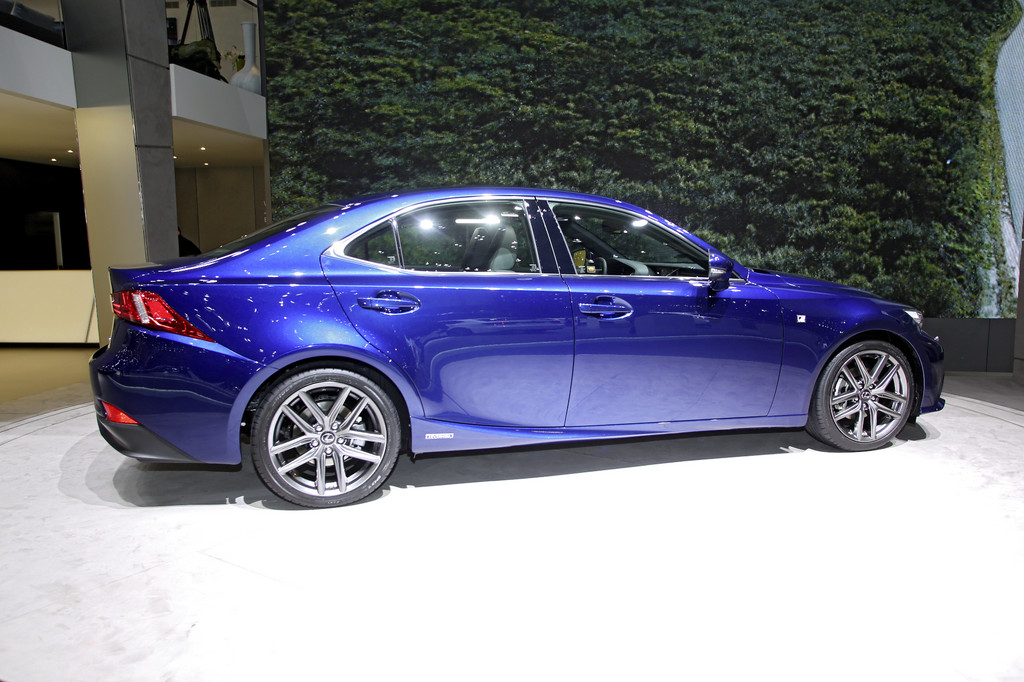 Genf 2013: Lexus IS 300h steht ab Sommer beim Händler