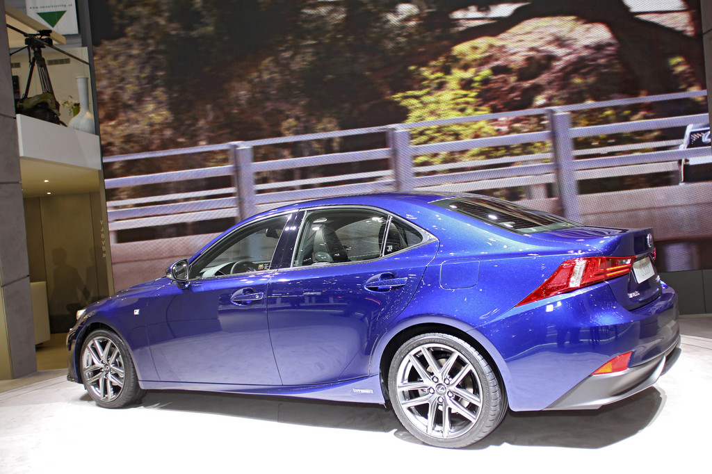Genf 2013: Lexus IS 300h steht ab Sommer beim Händler