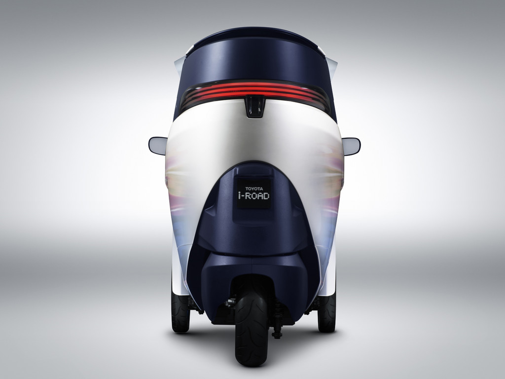 Genf 2013. Toyota i-Road mit zwei Sitzen und drei Rädern