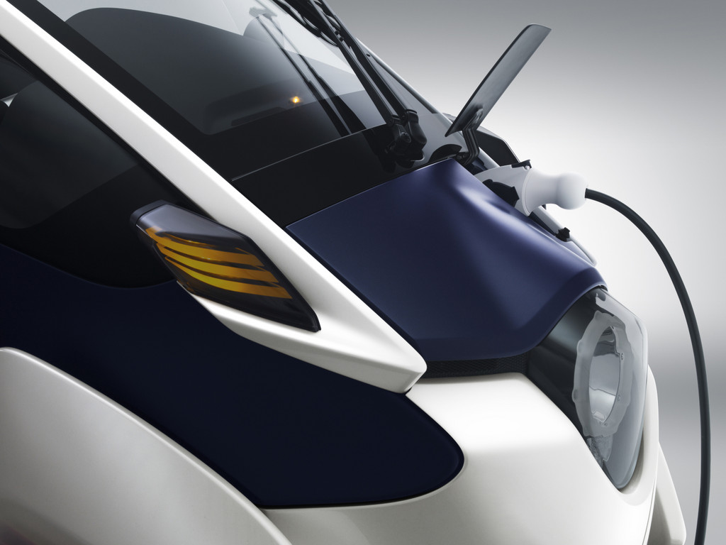 Genf 2013. Toyota i-Road mit zwei Sitzen und drei Rädern