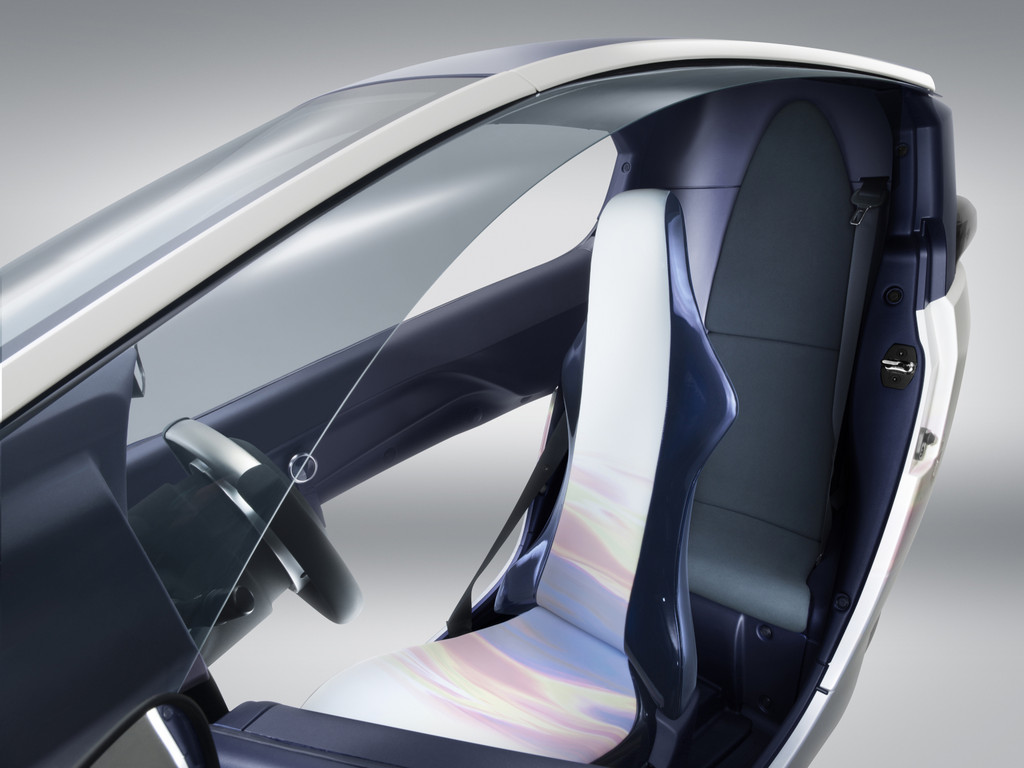 Genf 2013. Toyota i-Road mit zwei Sitzen und drei Rädern