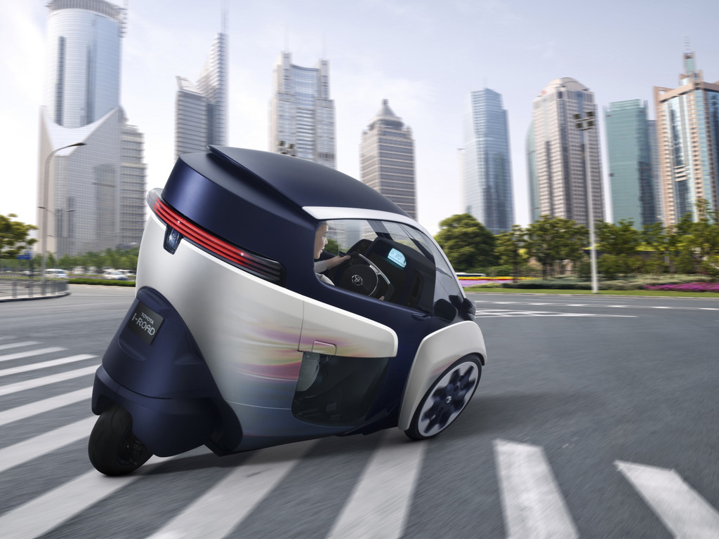 Genf 2013. Toyota i-Road mit zwei Sitzen und drei Rädern