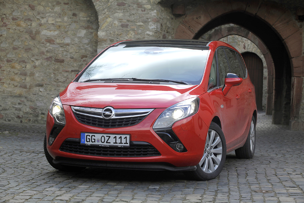 Gleich doppelt befeuert: Nun auch Opel Zafira Tourer mit neuem Biturbodiesel