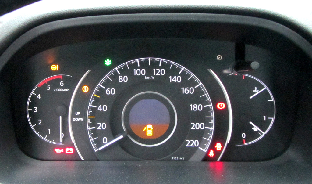 Honda CR-V: Blick durch den Lenkradkranz auf die Rundinstrumentierung. 