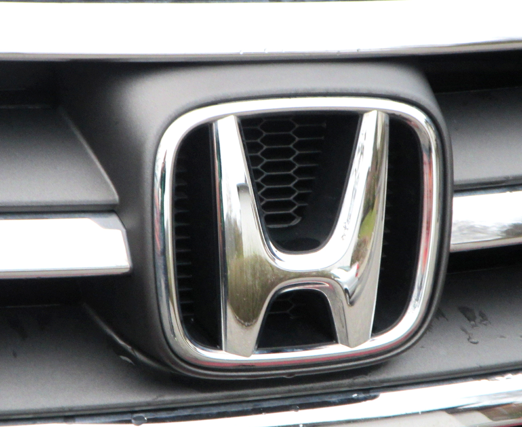 Honda CR-V: Das Markenlogo sitzt vorn mittig im Kühlergrill. 
