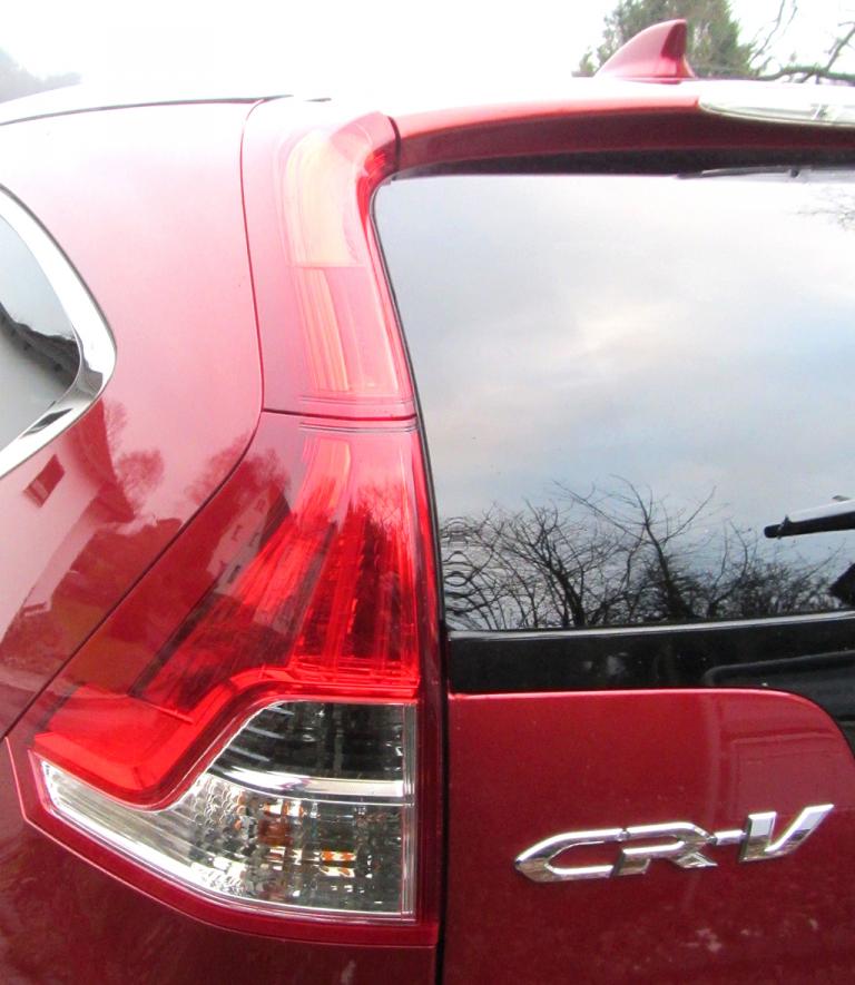 Honda CR-V: Hochformatige Leuchteinheit hinten mit Modellschriftzug. 