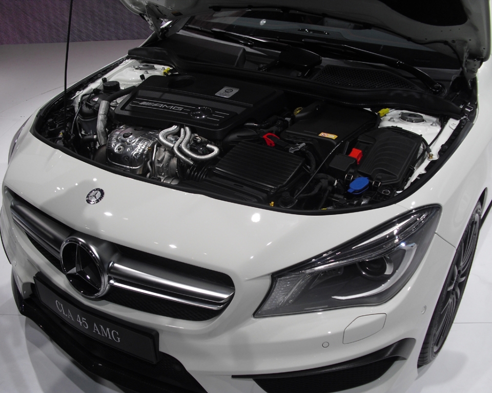 Mercedes CLA 45 AMG: Blick auf den 2,0-Liter-Turbobenziner mit 265/360 kW/PS.