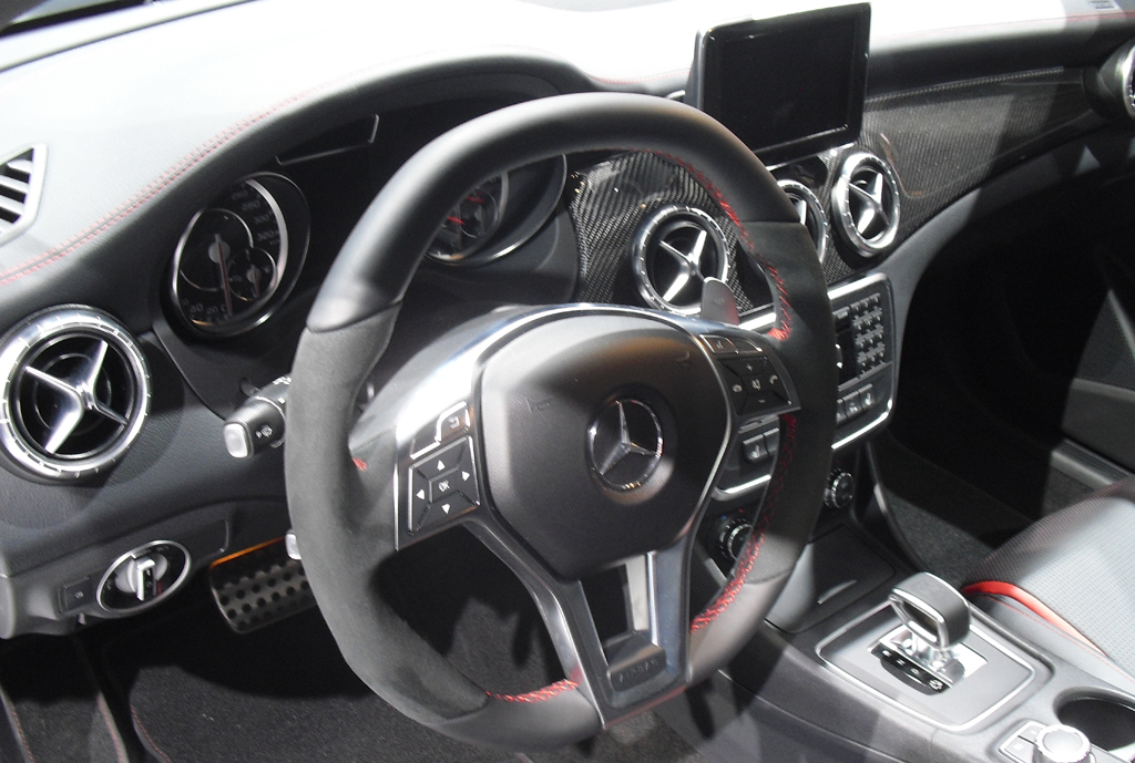 Mercedes CLA 45 AMG: Blick ins überaus sportliche Cockpit.
