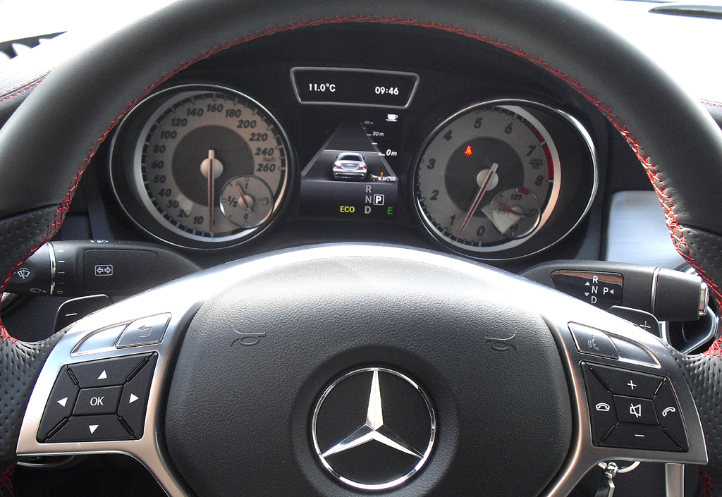 Mercedes CLA: Blick durch den Lenkradkranz auf die Rundinstrumentierung. 
