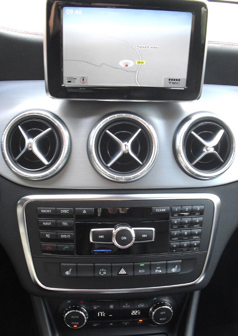 Mercedes CLA: Das Display auf dem mittleren Armaturenträger wirkt etwas aufgesetzt. 