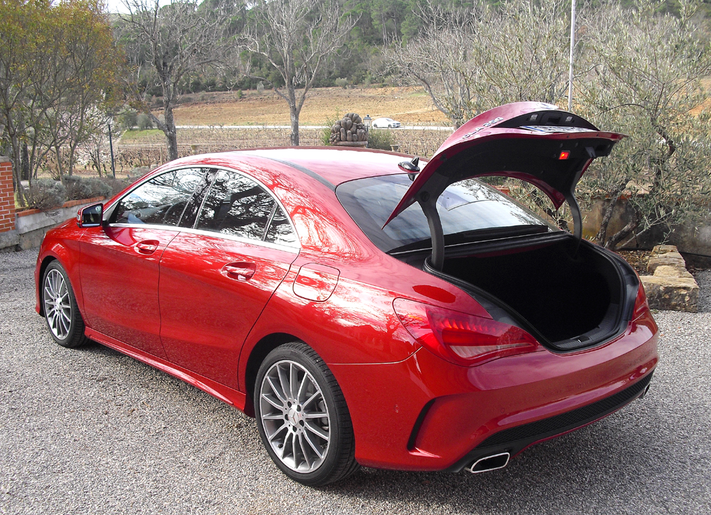 Mercedes CLA: Ins Gepäckabteil passen erweiterbare 470 Liter hinein. 