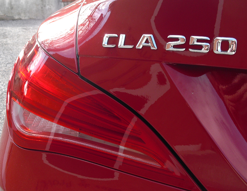 Mercedes CLA: Moderne Leuchteinheit hinten mit Modellschriftzug. 